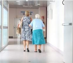 Ouderen met dementie in een verpleeghuis staan vaak voor gesloten deuren