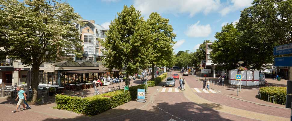 De dorpsstraat in Bergen, Noord-Holland. Ook in Bergen biedt Zuster Jansen particuliere thuiszorg. Lees meer over thuiszorg Amsterdam